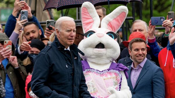 Tổng thống Joe Biden xuất hiện cùng đệ nhất phu nhân Jill Biden và chú thỏ Phục sinh trên ban công Phòng Xanh tại Nhà Trắng, Thứ Hai, ngày 18 tháng 4 năm 2022 - Sputnik Việt Nam