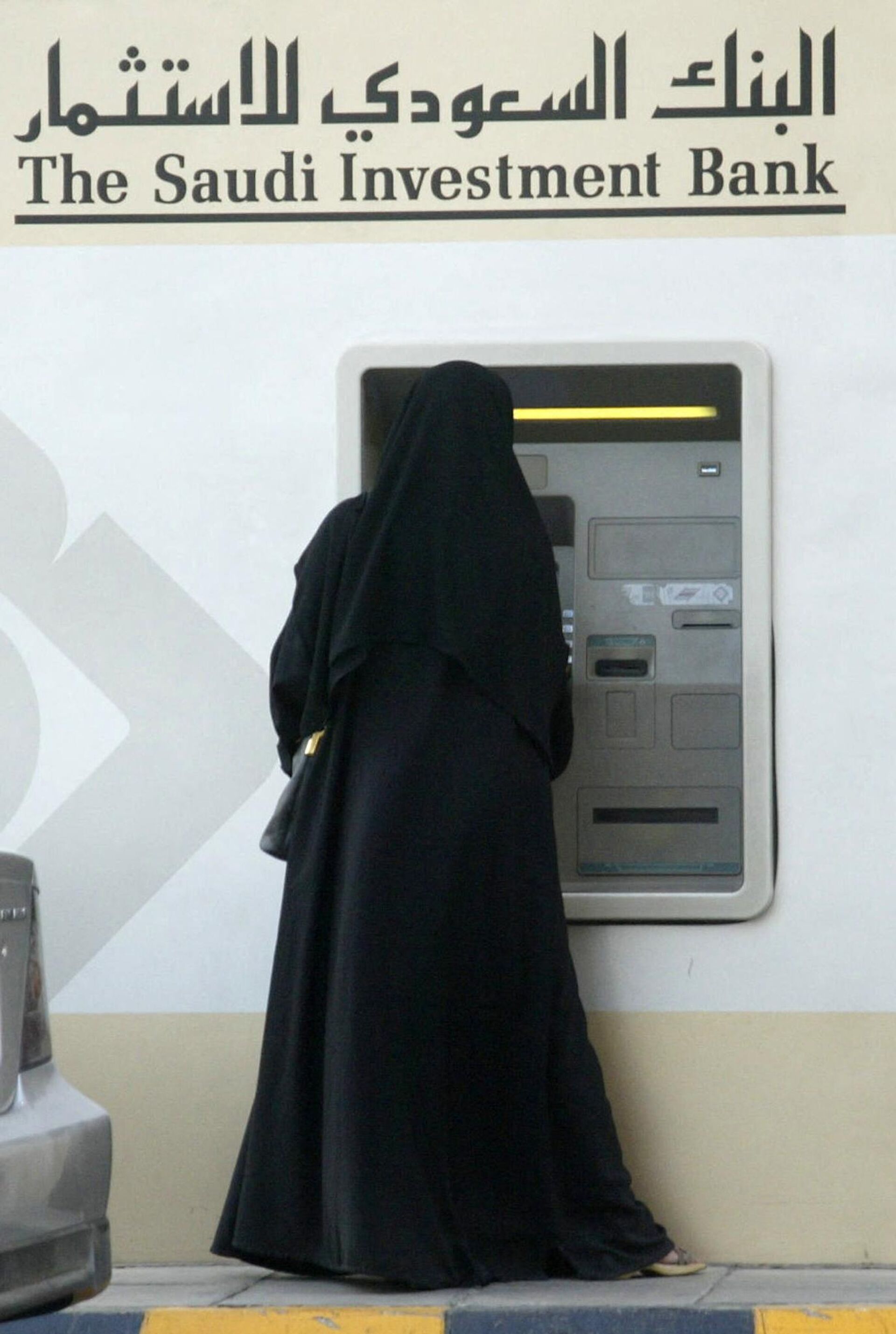 Một phụ nữ Ả Rập Saudi rút tiền từ cây ATM ở Riyadh - Sputnik Việt Nam, 1920, 20.04.2022