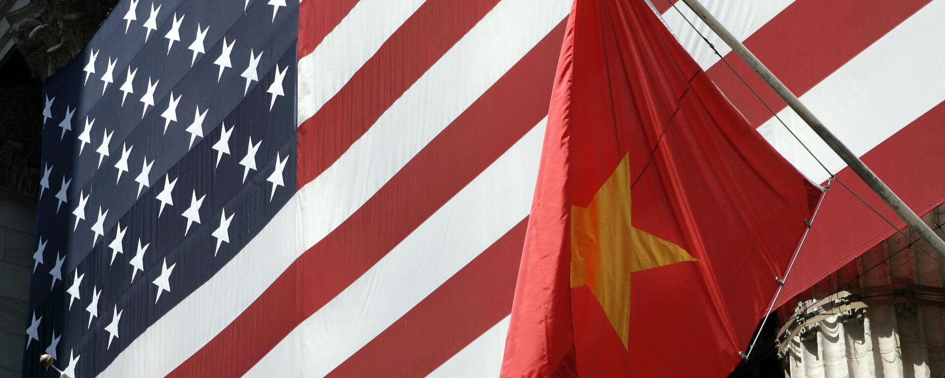 Cờ Mỹ và cờ Việt Nam trên tòa nhà của Sở giao dịch chứng khoán New York - Sputnik Việt Nam, 1920, 28.04.2022