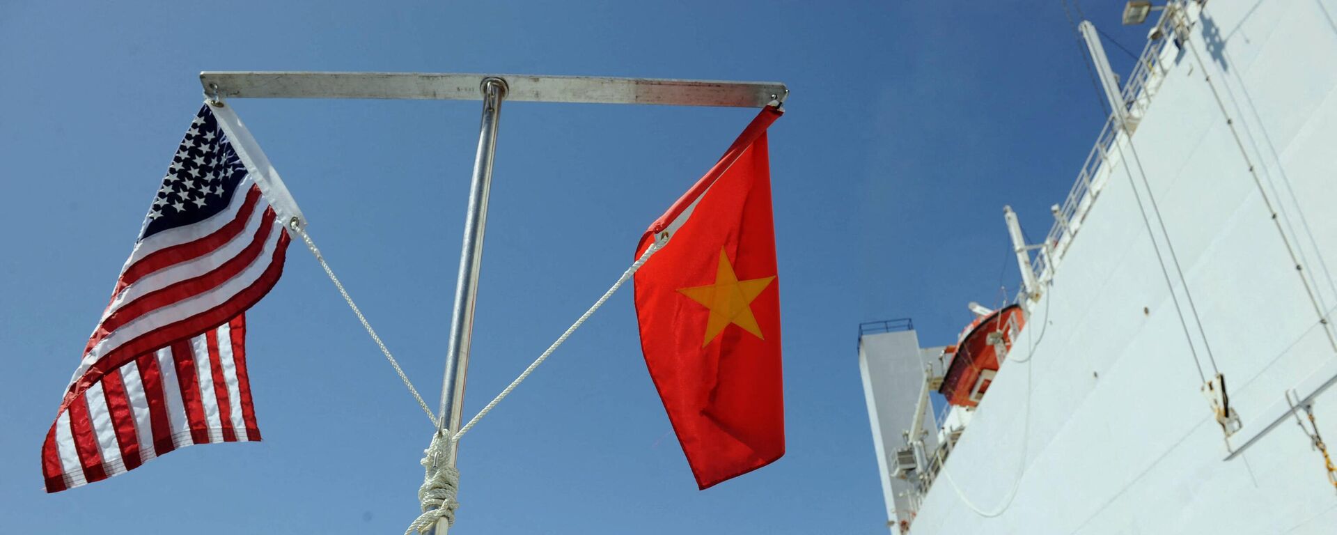 Cờ Mỹ và сờ Việt Nam bên cạnh tàu Mercy neo đậu ở Nha Trang - Sputnik Việt Nam, 1920, 14.05.2022
