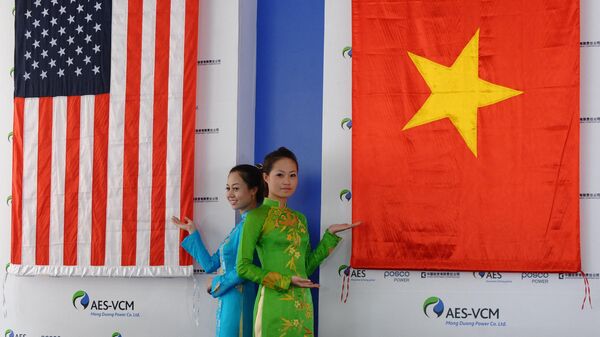Các cô gái bên cờ Mỹ và cờ Việt Nam - Sputnik Việt Nam