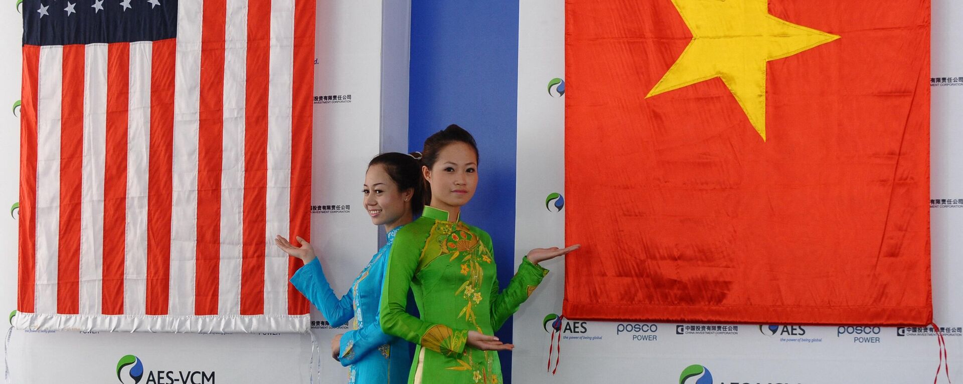 Các cô gái bên cờ Mỹ và cờ Việt Nam - Sputnik Việt Nam, 1920, 02.05.2022