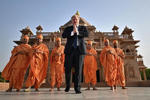 Thủ tướng Anh Boris Johnson và các vị thánh Hindu trước đền Swaminarayan Akshardham ở Gandhinagar - Sputnik Việt Nam