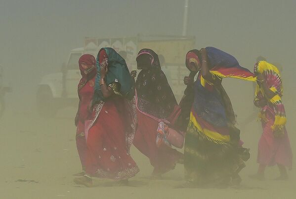 Những người phụ nữ trong cơn bão cát ở Allahabad, Ấn Độ - Sputnik Việt Nam