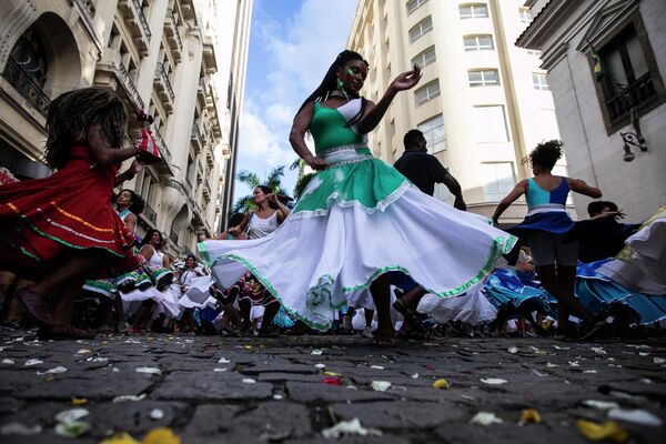 Người phụ nữ nhảy múa trong buổi diễn tập của nhóm &quot;Tambores de Olokun&quot; ở Rio de Janeiro, Brazil - Sputnik Việt Nam