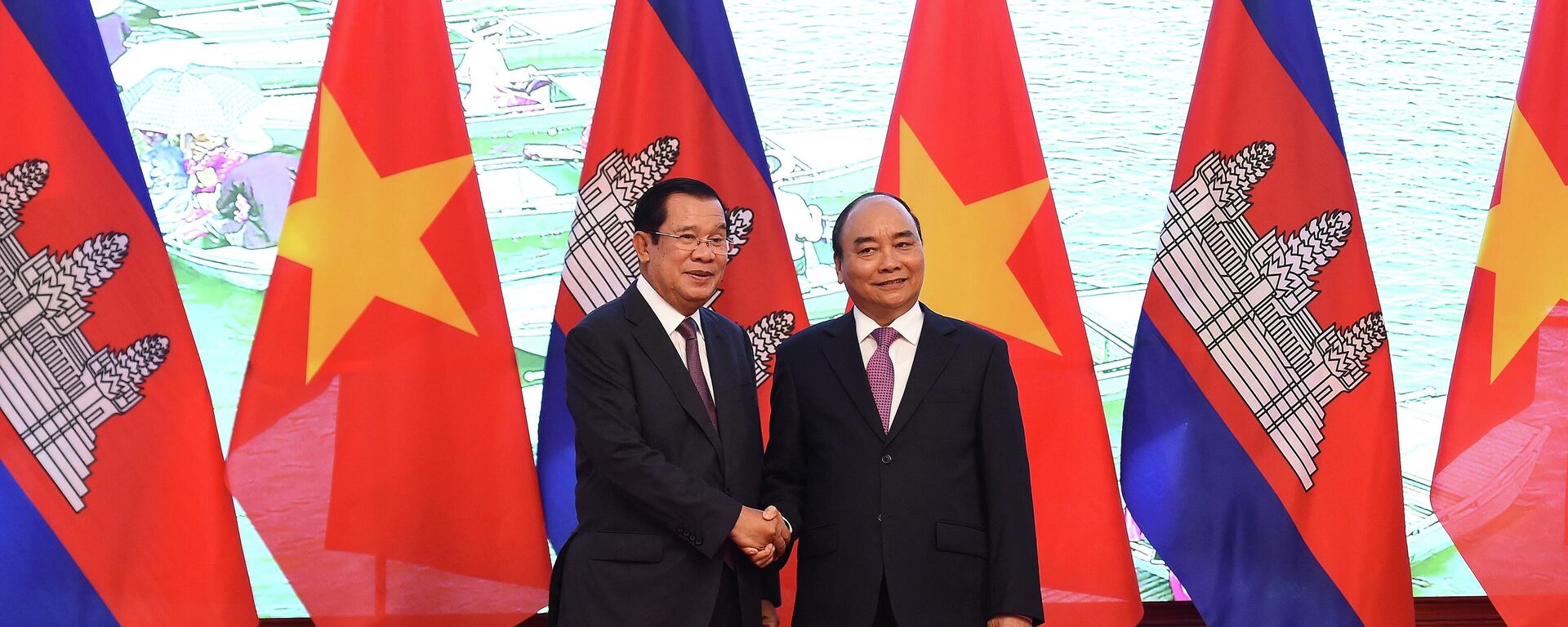 Премьер-министр Камбоджи Хун Сен и премьер-министр Вьетнама Нгуен Суан Фук в Ханое - Sputnik Việt Nam, 1920, 22.04.2022