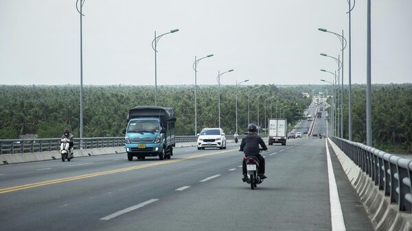 Các phương tiện giao thông lưu thông trên cầu Cổ Chiên nối huyện Mỏ Cày Nam (Bến Tre) với huyện Càng Long (Trà Vinh). - Sputnik Việt Nam