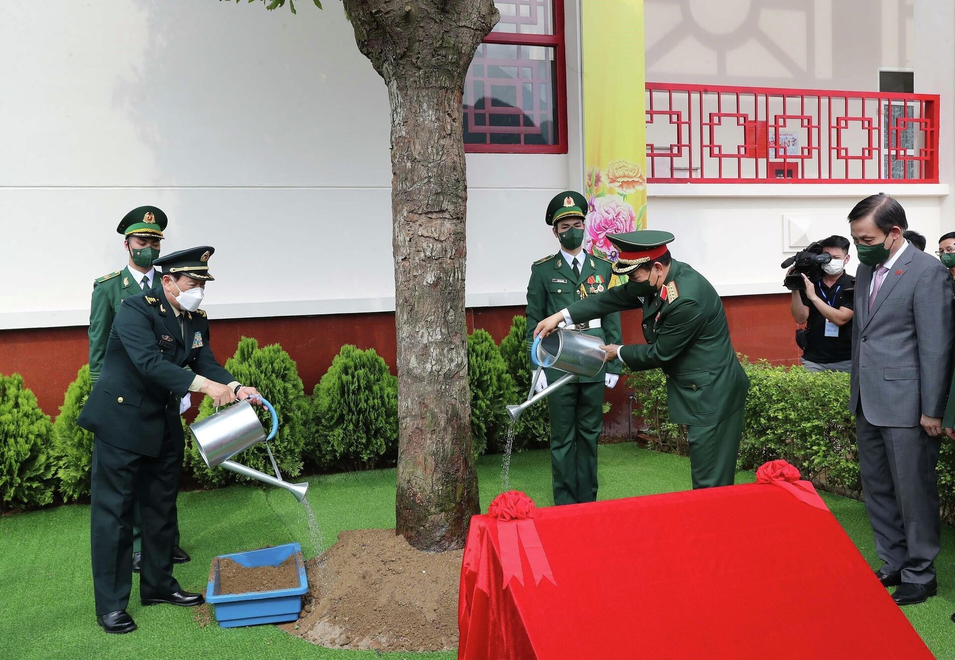 Bộ trưởng Quốc phòng Phan Văn Giang và Bộ trưởng Quốc phòng Trung Quốc Ngụy Phượng Hòa trồng cây lưu niệm tại tại cửa khẩu Tà Lùng. - Sputnik Việt Nam, 1920, 23.04.2022
