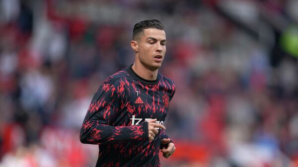 Cristiano Ronaldo khởi động trước trận đấu bóng đá Ngoại hạng Anh giữa Manchester United và Norwich City tại sân vận động Manchester, Anh - Sputnik Việt Nam
