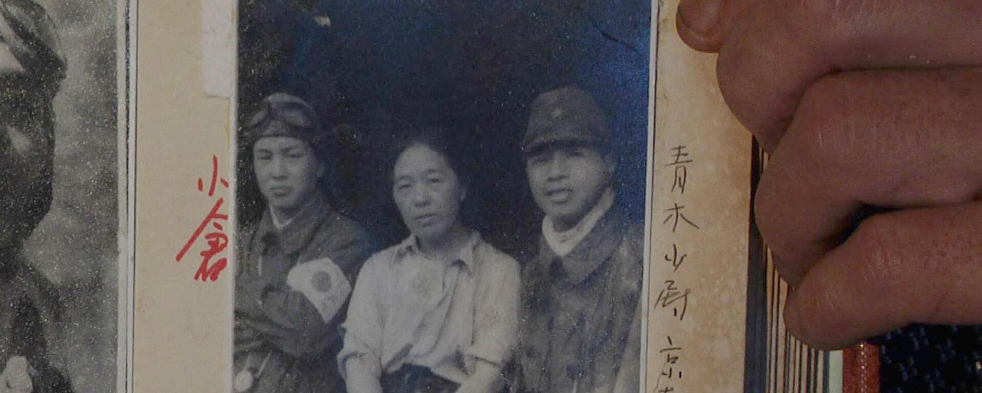 Bức ảnh cũ của một phụ nữ và hai phi công lái máy bay kamikaze của Nhật Bản trong  Chiến tranh thế giới thứ hai - Sputnik Việt Nam, 1920, 24.04.2022