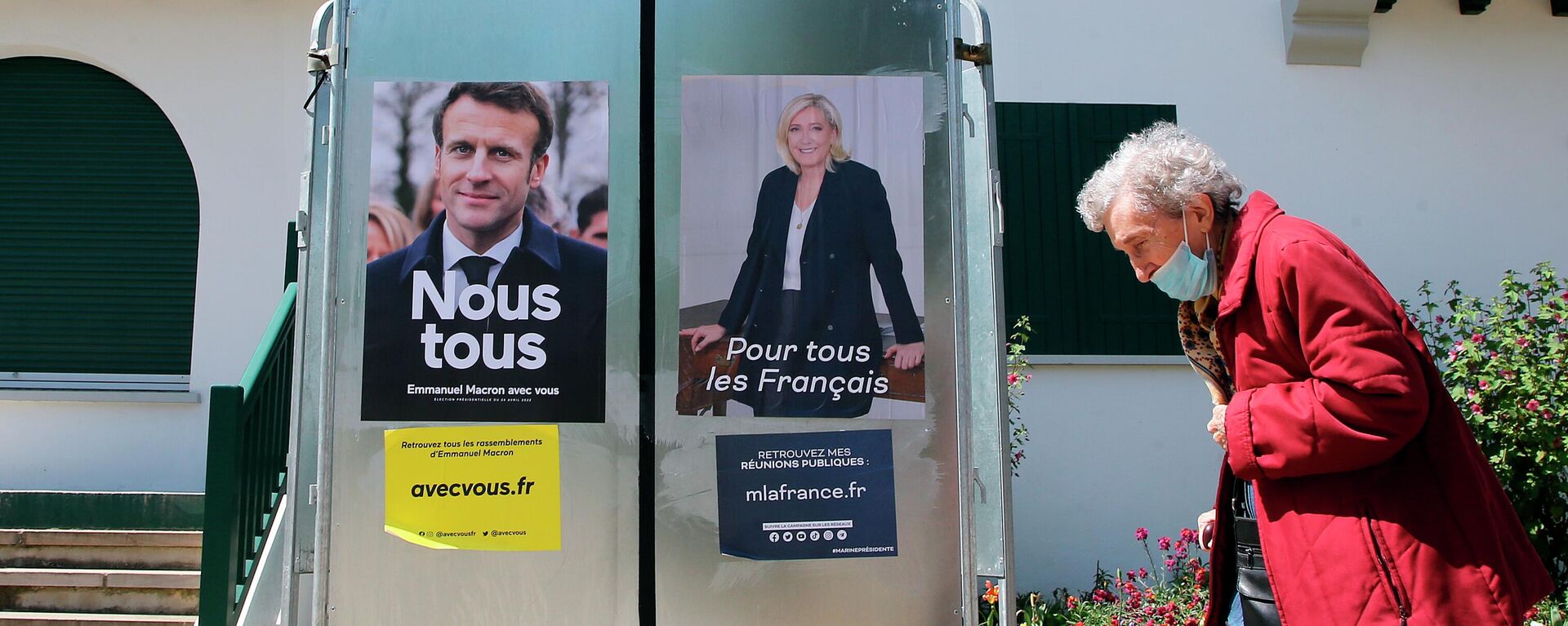 Áp phích tranh cử Tổng thống Pháp của các ứng viên Emmanuel Macron và Marine Le Pen tại Anglet - Sputnik Việt Nam, 1920, 25.04.2022