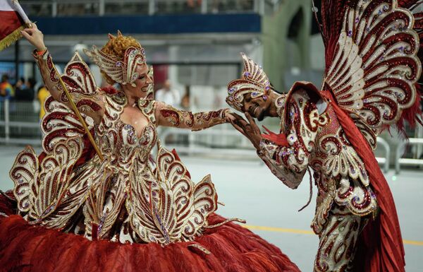 Các vũ công của trường dạy samba Colorado do Bras biểu diễn trong lễ hội hóa trang Carnival ở Sao Paulo, Brazil - Sputnik Việt Nam