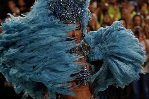 Nữ hoàng Samba tại Lễ hội hoá trang Carnival Brazil trong buổi biểu diễn ở Rio de Janeiro - Sputnik Việt Nam