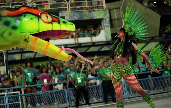 Các thành viên tham gia lễ hội hóa trang Carnival Brazil trong buổi biểu diễn ở Rio de Janeiro - Sputnik Việt Nam