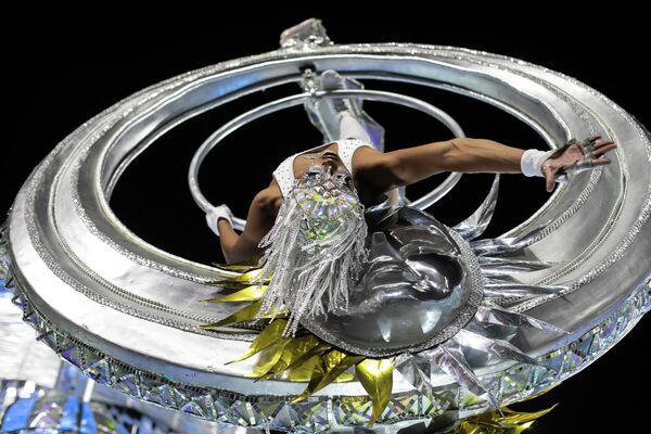 Các thành viên tham gia lễ hội hóa trang Carnival Brazil trong buổi biểu diễn ở Rio de Janeiro - Sputnik Việt Nam