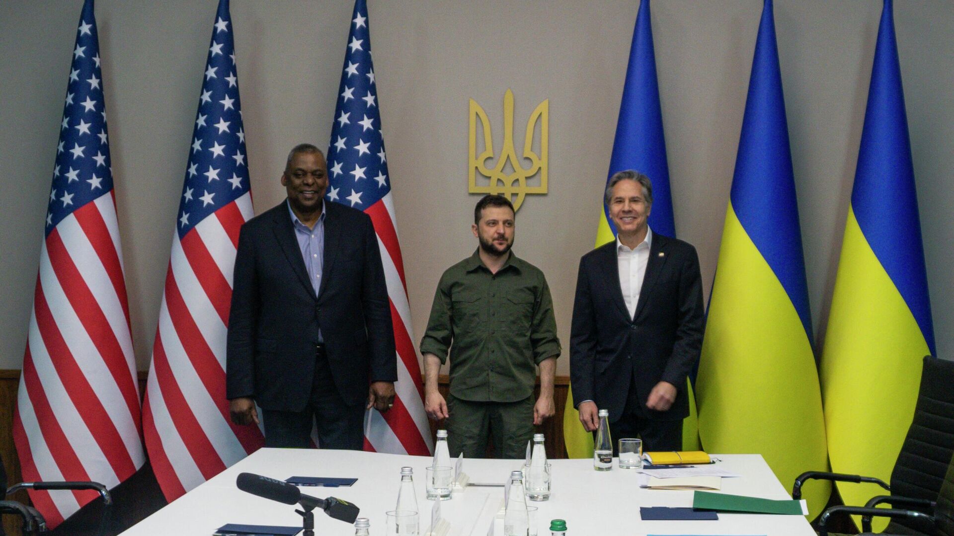Bộ trưởng Quốc phòng Hoa Kỳ Lloyd Austin, Tổng thống Ukraina Volodymyr Zelensky và Ngoại trưởng Hoa Kỳ Anthony Blinken trong cuộc gặp ở Kyiv - Sputnik Việt Nam, 1920, 25.04.2022
