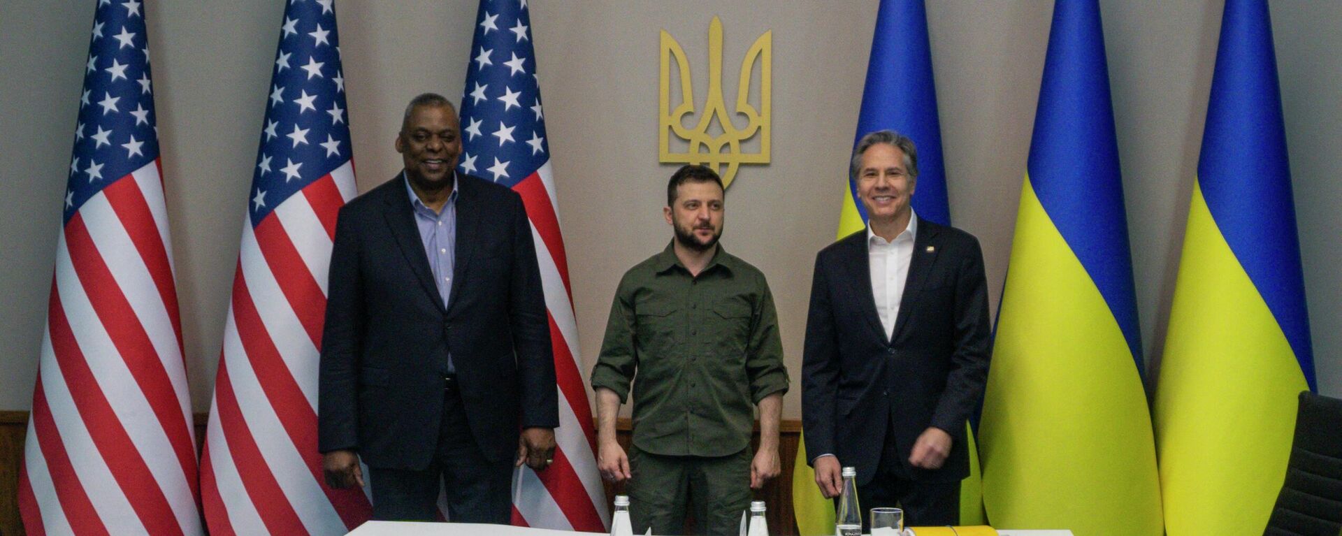 Bộ trưởng Quốc phòng Hoa Kỳ Lloyd Austin, Tổng thống Ukraina Volodymyr Zelensky và Ngoại trưởng Hoa Kỳ Anthony Blinken trong cuộc gặp ở Kyiv - Sputnik Việt Nam, 1920, 25.04.2022