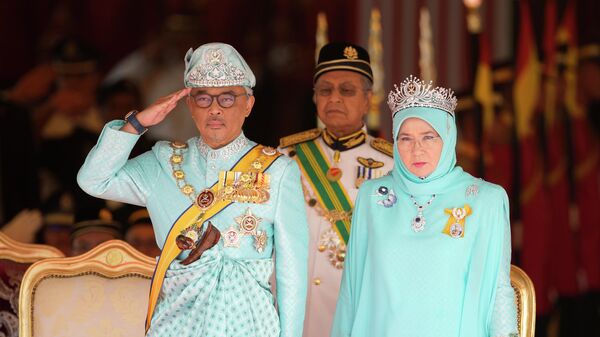 Quốc vương Malaysia Sultan Abdullah và Hoàng hậu Aziza Amina Maimouna tại Tòa nhà Quốc hội ở Kuala Lumpur - Sputnik Việt Nam