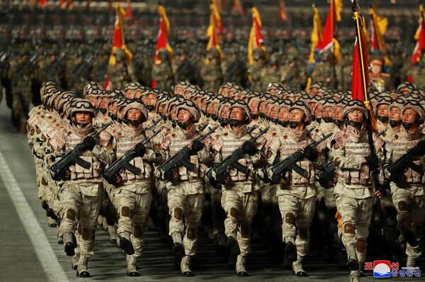Các binh sĩ trong cuộc duyệt binh kỷ niệm 90 năm Ngày thành lập Quân đội Cách mạng Nhân dân Triều Tiên tại Quảng trường Kim Nhật Thành ở Bình Nhưỡng - Sputnik Việt Nam