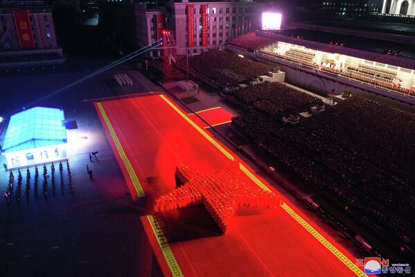 Lễ duyệt binh nhân kỷ niệm 90 năm Ngày thành lập Quân đội Cách mạng Nhân dân Triều Tiên tại Quảng trường Kim Nhật Thành ở Bình Nhưỡng - Sputnik Việt Nam
