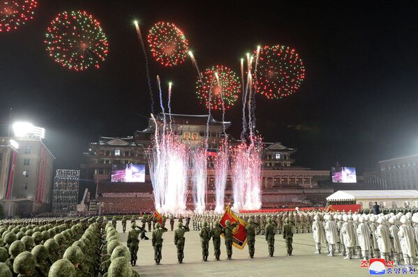 Lễ duyệt binh nhân kỷ niệm 90 năm Ngày thành lập Quân đội Cách mạng Nhân dân Triều Tiên tại Quảng trường Kim Nhật Thành ở Bình Nhưỡng - Sputnik Việt Nam