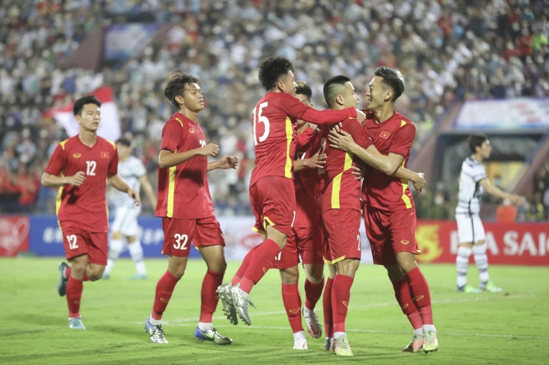 Các cầu thủ đội tuyển U23 Việt Nam ăn mừng bàn thắng gỡ hoà 1-1 ở phút 18 do công của đội trường Đặng Văn Tới - Sputnik Việt Nam, 1920, 27.04.2022