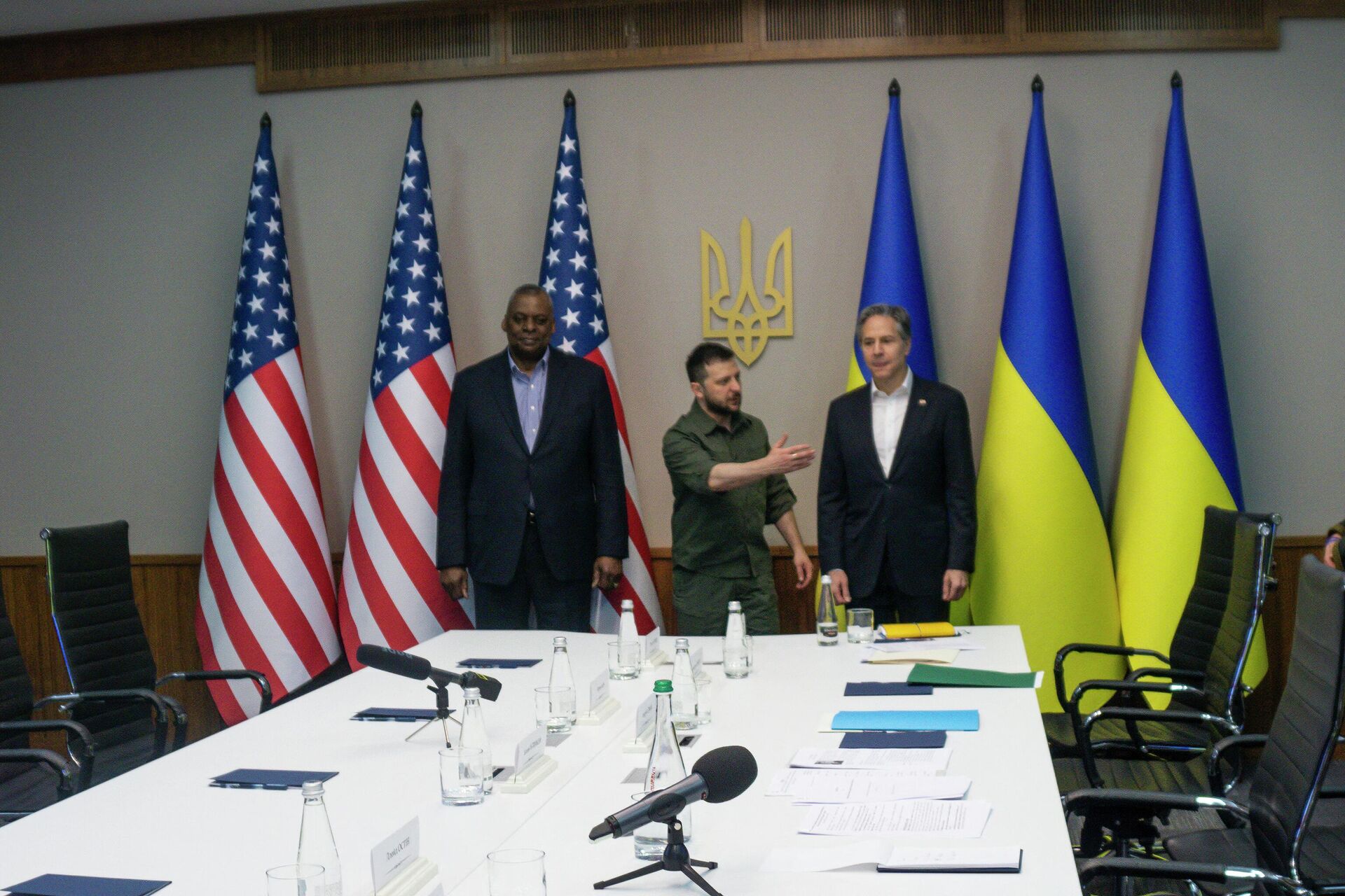 Bộ trưởng Quốc phòng Hoa Kỳ Lloyd Austin, Tổng thống Ukraina Volodymyr Zelensky và Ngoại trưởng Hoa Kỳ Anthony Blinken trong cuộc gặp ở Kyiv - Sputnik Việt Nam, 1920, 27.04.2022