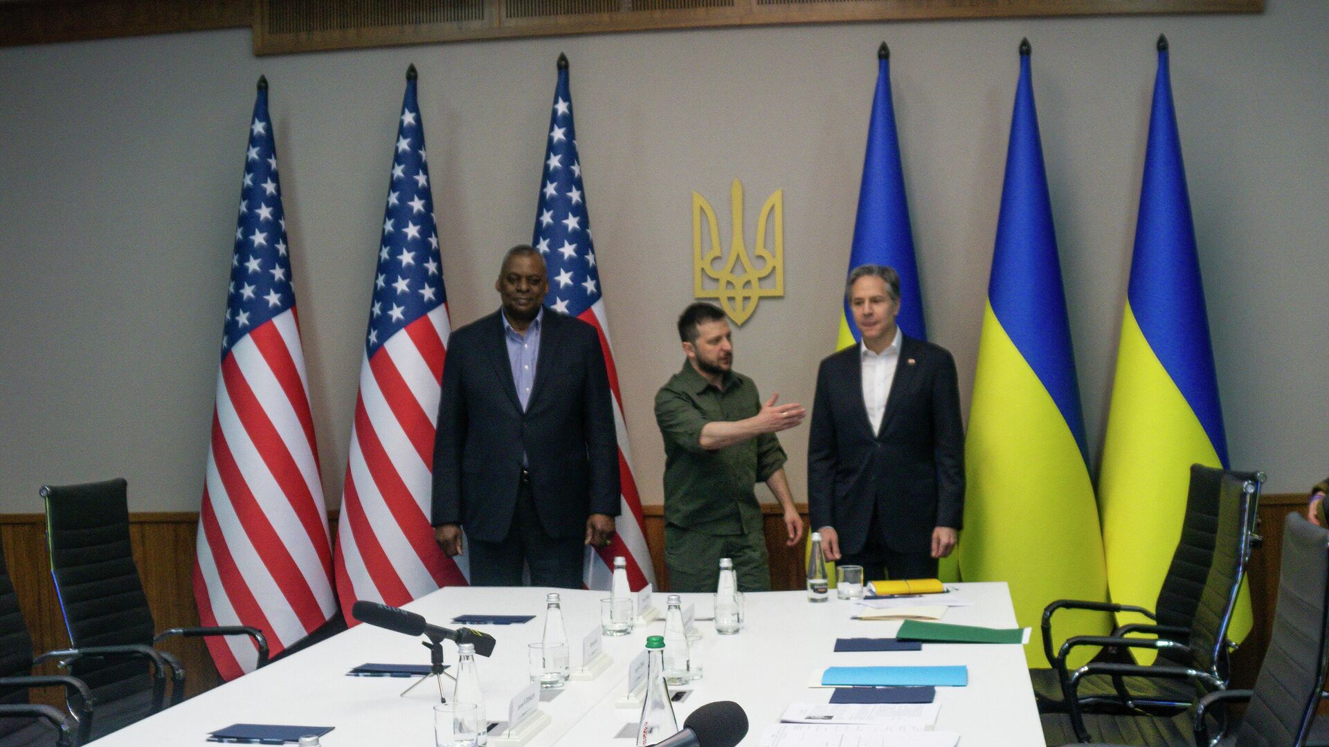 Bộ trưởng Quốc phòng Hoa Kỳ Lloyd Austin, Tổng thống Ukraina Volodymyr Zelensky và Ngoại trưởng Hoa Kỳ Anthony Blinken trong cuộc gặp ở Kyiv - Sputnik Việt Nam, 1920, 12.05.2022