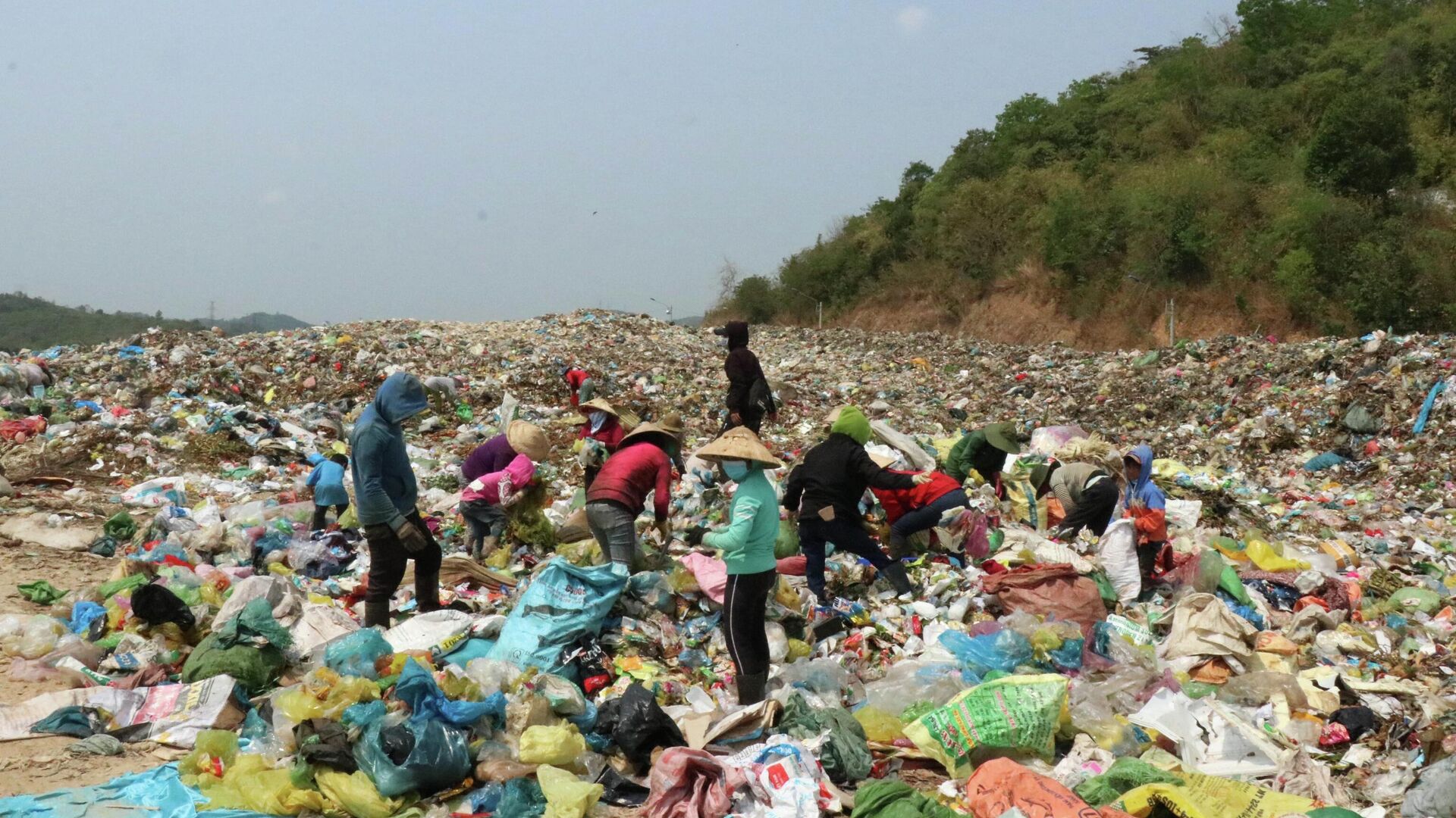 Nhiều người dân tìm phế liệu tại bãi rác thành phố Buôn Ma Thuột - Sputnik Việt Nam, 1920, 27.04.2022