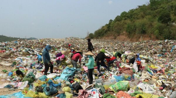 Nhiều người dân tìm phế liệu tại bãi rác thành phố Buôn Ma Thuột - Sputnik Việt Nam