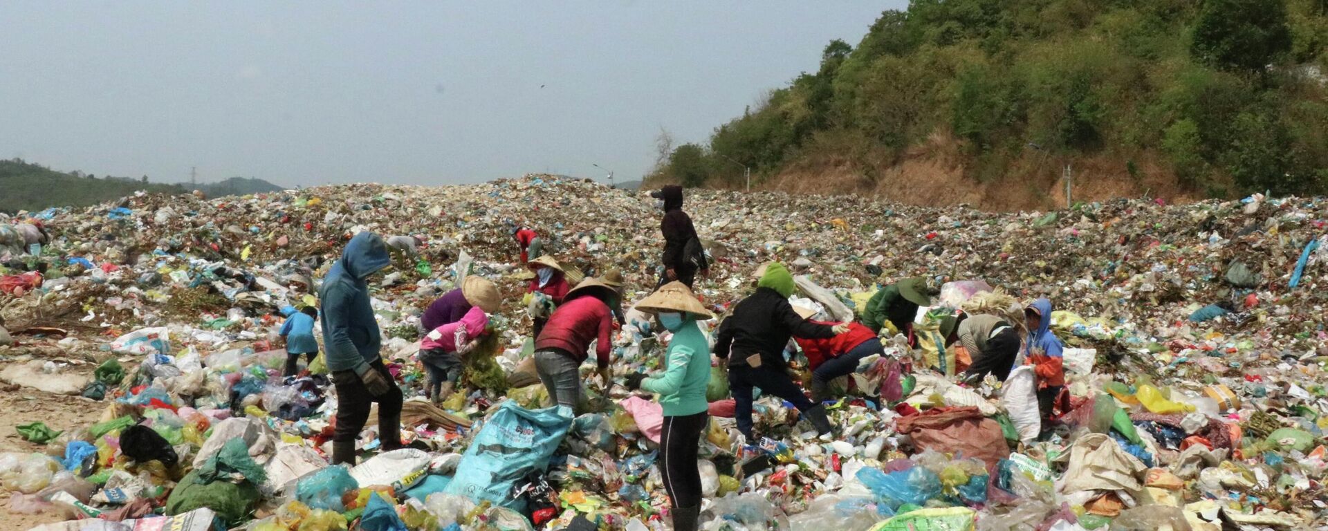 Nhiều người dân tìm phế liệu tại bãi rác thành phố Buôn Ma Thuột - Sputnik Việt Nam, 1920, 27.04.2022