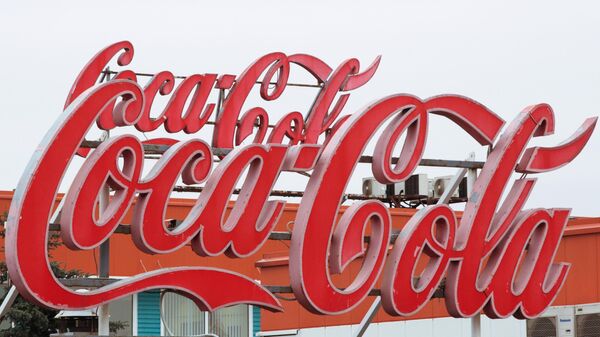 Một tấm biển trên tòa nhà của nhà máy Coca-Cola ở St.Petersburg - Sputnik Việt Nam
