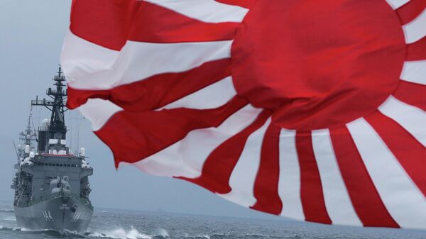 Quốc kỳ Mặt trời mọc trên nền tàu tuần tra Kurama của Lực lượng Phòng vệ Hàng hải Nhật Bản - Sputnik Việt Nam