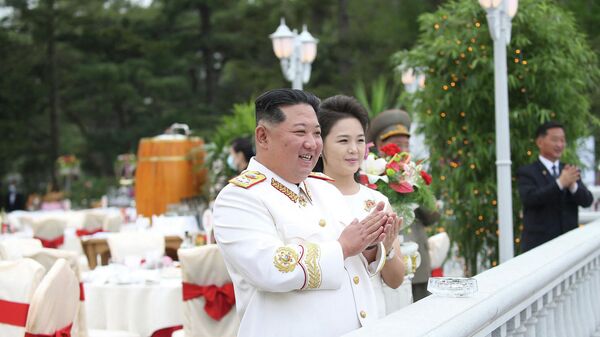Nhà lãnh đạo Triều Tiên Kim Jong-un và phu nhân Ri Sol-ju tại lễ kỷ niệm 90 năm Ngày thành lập Quân đội Cách mạng Nhân dân Triều Tiên ở Bình Nhưỡng - Sputnik Việt Nam