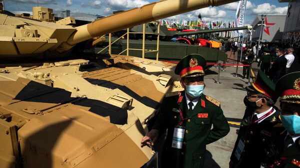 Phái đoàn Việt Nam bên xe tăng T-90MS của Nga trong Diễn đàn Kỹ thuật-Quân sự Quốc tế Army-2020 tại Alabino - Sputnik Việt Nam