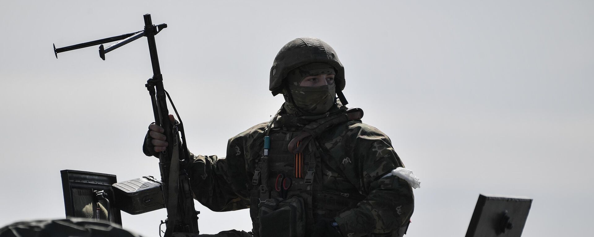 Một binh sĩ thuộc Lực lượng Vệ binh Quốc gia Nga tuần tra khu vực khi hoạt động quân sự của Nga ở Ukraine tiếp tục, ở Kherson, Ukraina - Sputnik Việt Nam, 1920, 08.05.2022