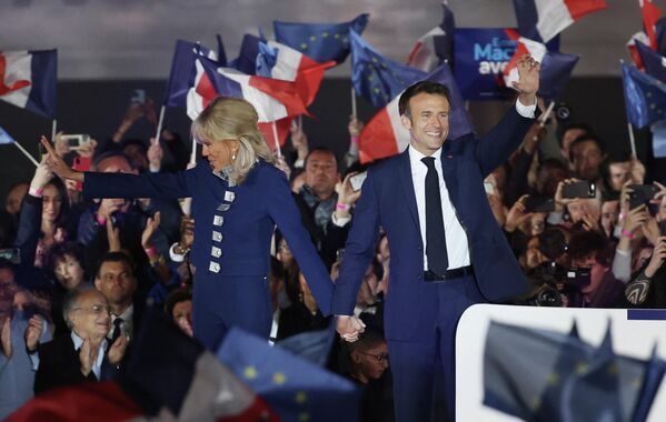 Tổng thống Pháp Emmanuel Macron và phu nhân Brigitte ăn mừng chiến thắng trong cuộc bầu cử tổng thống ở Paris - Sputnik Việt Nam