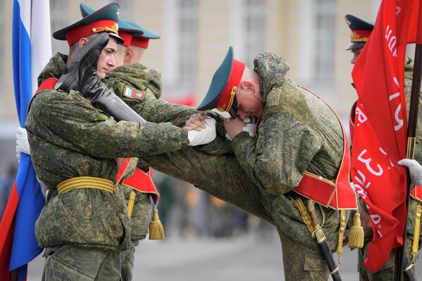 Các binh sĩ đội cận vệ danh dự khởi động trước buổi tổng duyệt cho lễ duyệt binh mừng Chiến thắng ở St. Petersburg - Sputnik Việt Nam