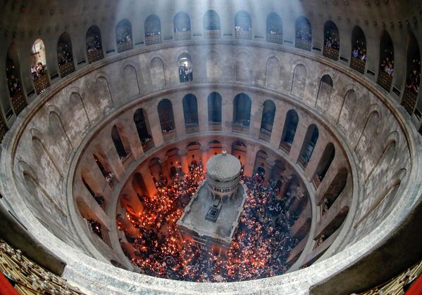 Lễ rước Lửa Thánh trong Nhà thờ Mộ Thánh ở Jerusalem - Sputnik Việt Nam