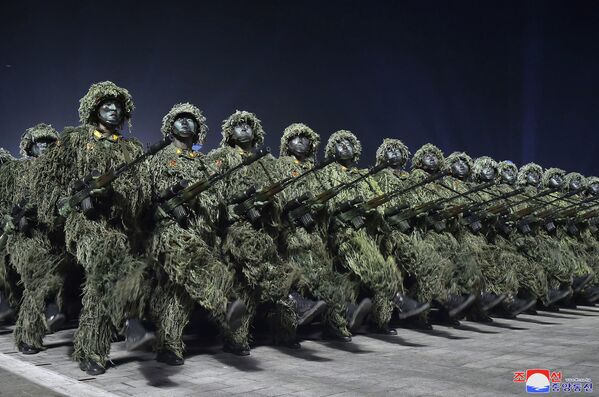 Các binh sĩ trong cuộc duyệt binh nhân kỷ niệm 90 năm Ngày thành lập Quân đội Cách mạng Nhân dân Triều Tiên trên Quảng trường Kim Nhật Thành ở Bình Nhưỡng - Sputnik Việt Nam