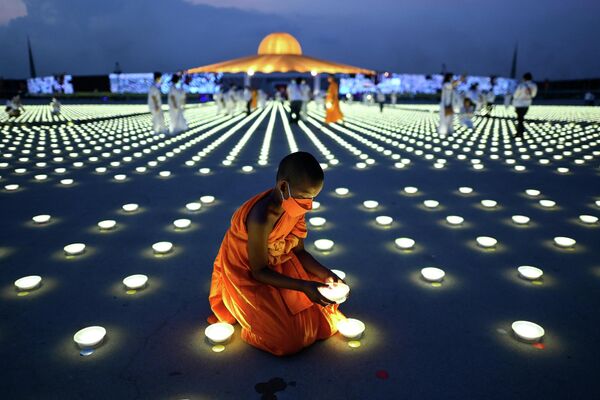 Nhà sư Phật giáo dựng đèn LED trong lễ kỷ niệm Ngày Trái đất, Thái Lan - Sputnik Việt Nam
