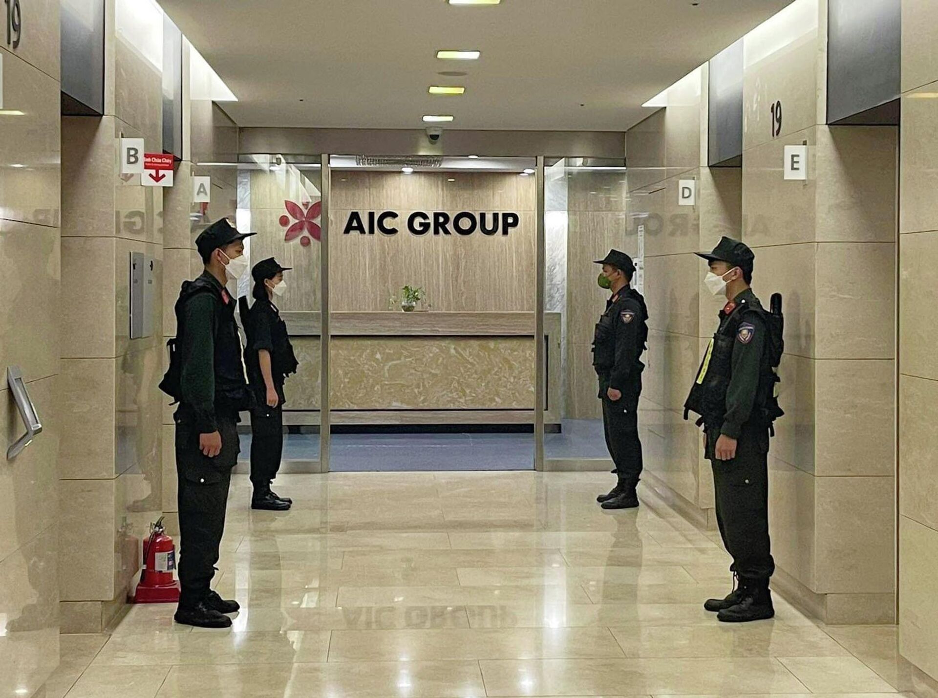 Lực lượng CSCĐ làm nhiệm bảo vệ trong quá trình khám xét tại trụ sở Công ty AIC (69 phố Tuệ Tĩnh) - Sputnik Việt Nam, 1920, 29.04.2022