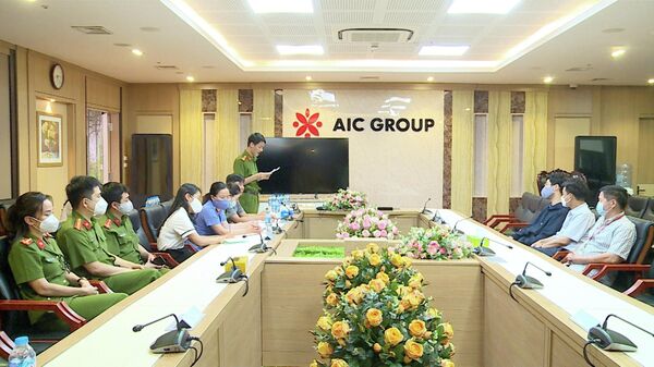 Lực lượng chức năng làm nhiệm vụ tại trụ sở Công ty AIC (số 69, phố Tuệ Tĩnh) - Sputnik Việt Nam