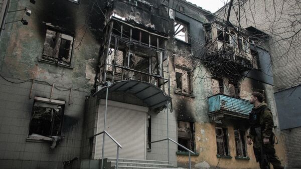 Một tòa nhà chung cư bị phá hủy do pháo kích trong các cuộc chiến ở thành phố Debaltsevo - Sputnik Việt Nam