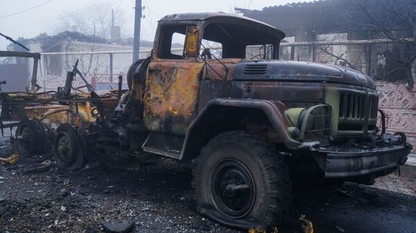 Xe quân sự bị phá hủy của Lực lượng vũ trang Ukraine trong khu vực tư nhân của Volnovakha - Sputnik Việt Nam