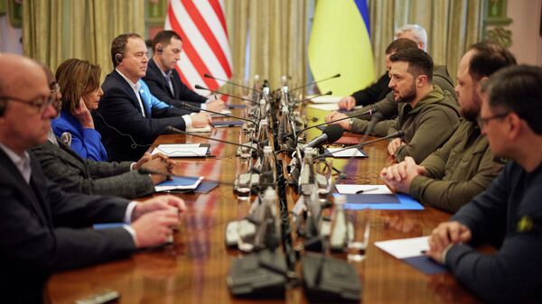 Chủ tịch Hạ viện Hoa Kỳ Nancy Pelosi trong cuộc gặp với Tổng thống Ukraina Vladimir Zelensky ở Kiev - Sputnik Việt Nam