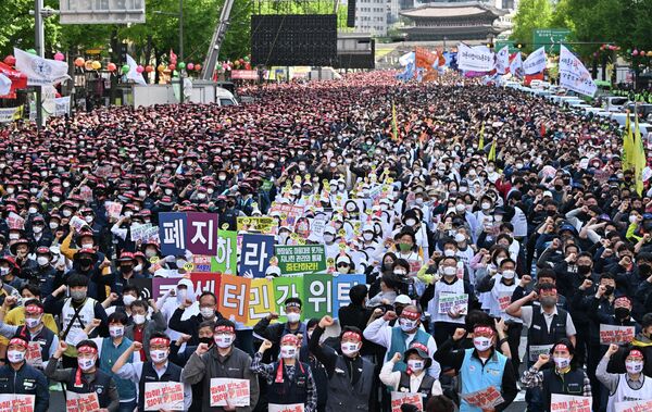 Các thành viên Liên đoàn Công đoàn Hàn Quốc tổ chức mít tinh ở trung tâm thành phố Seoul nhân Ngày Một tháng Năm kêu gọi các điều kiện và quyền làm việc tốt hơn, ngày 1 tháng 5 năm 2022. - Sputnik Việt Nam