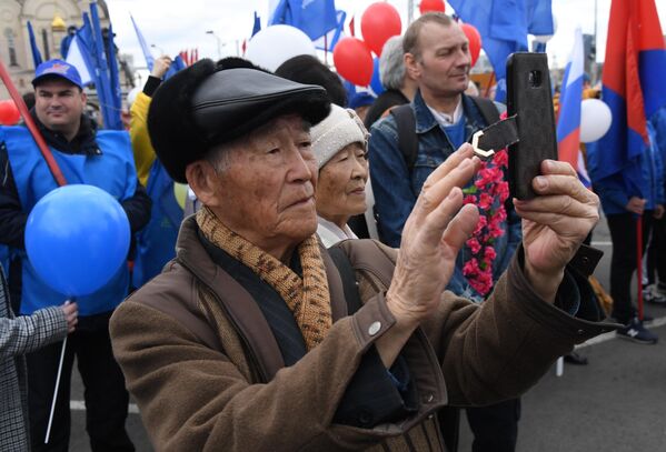 Những người tham gia cuộc biểu tình Ngày Một Tháng Năm ở Vladivostok. - Sputnik Việt Nam