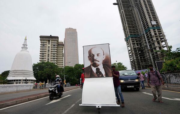 Các thành viên Đảng Xã hội tiền tuyến của Sri Lanka mang theo chân dung nhà cách mạng Vladimir Lenin trong cuộc tuần hành kỷ niệm Ngày Quốc tế Công nhân ở Colombo, Sri Lanka, chủ nhật 1 tháng 5 năm 2022. - Sputnik Việt Nam