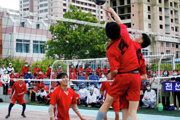 Công nhân Nhà máy cáp điện Bình Nhưỡng 326 chơi bóng chuyền nhân Ngày Một tháng Năm ở Bình Nhưỡng, Bắc Triều Tiên, chủ nhật 1 tháng 5 năm 2022. - Sputnik Việt Nam